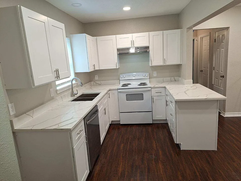402 Azalea Dr