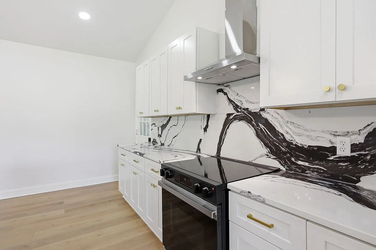3 bed, 2.0 bath, 2819 sqft, $2,350 — Photo 2