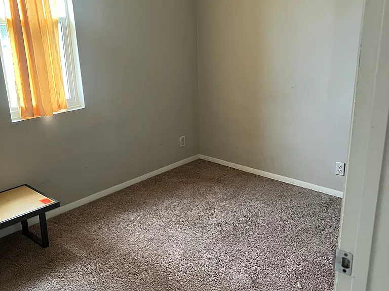 132 Holloway Dr — Photo 2
