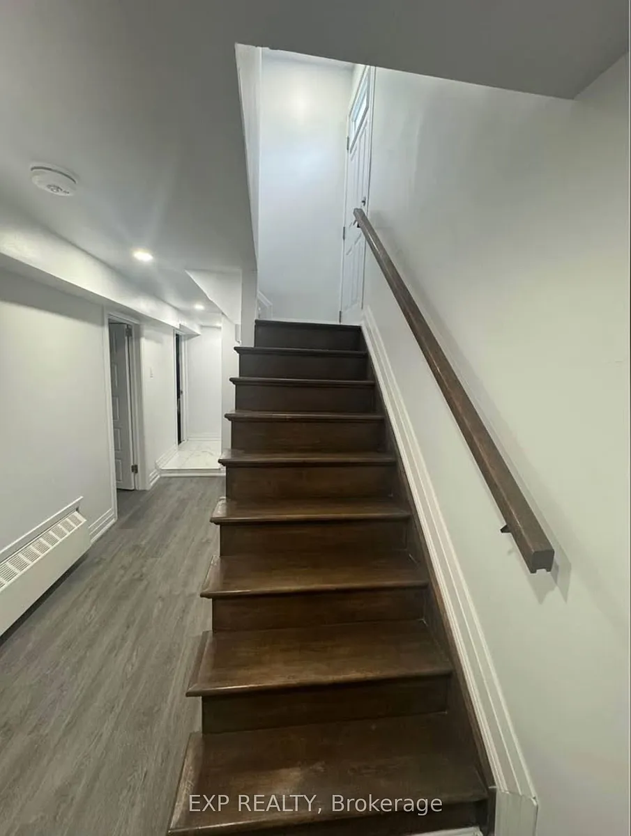 Building Photo - 148 Cosburn Ave S #BASEMENT