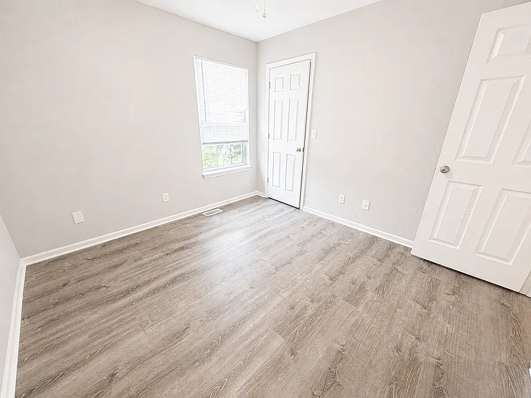 1318 Valley Creek Ln — Photo 14