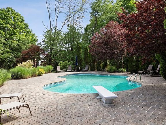 4th image of 31 Kaitlin Dr