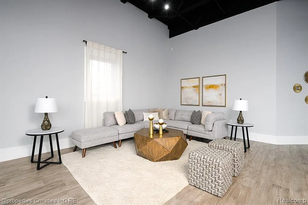 3 bed, 3.5 bath, 2842 sqft, $5,300 — Photo 1