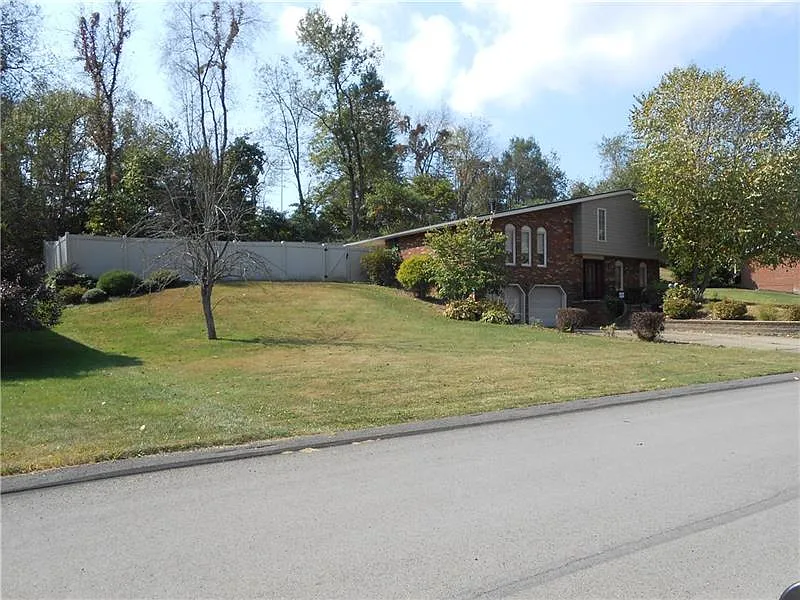 102 Colonial Way photo 1