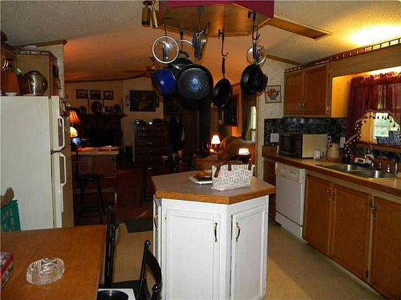 Kitchen w/island
