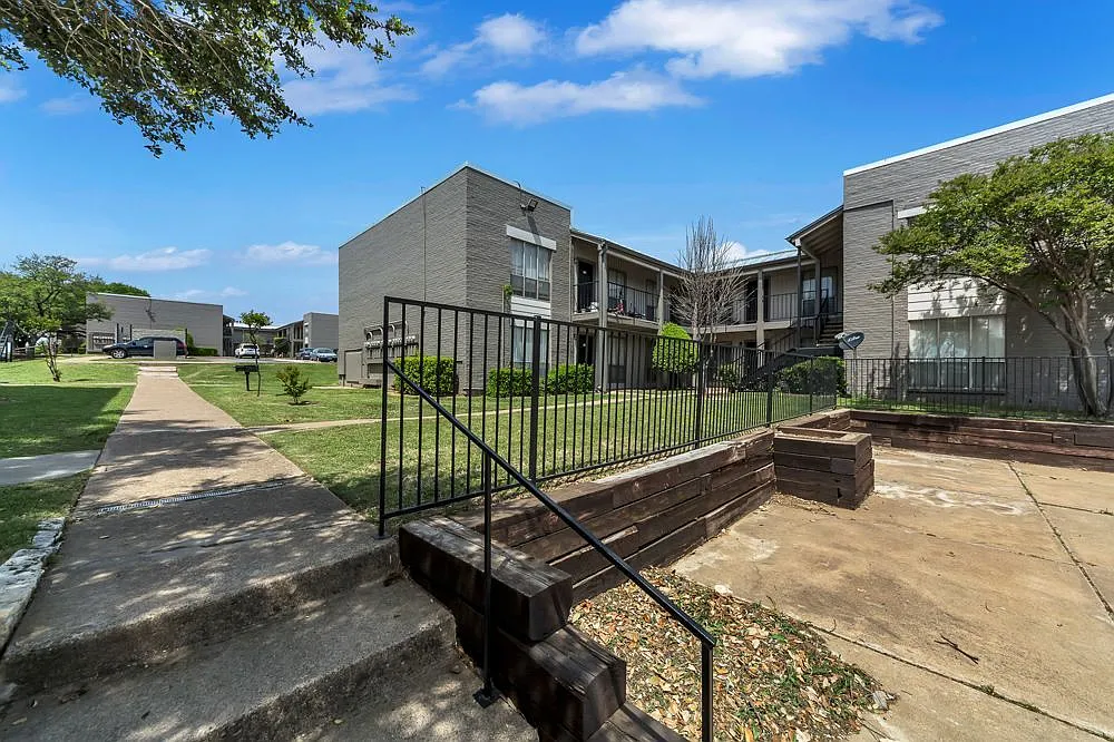 Mission Pointe Club Apartments — Photo 4