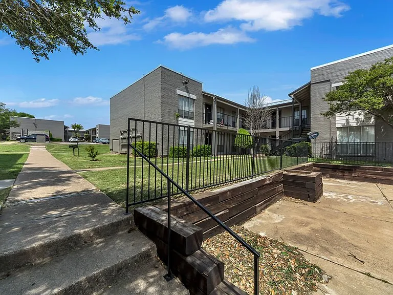 Mission Pointe Club Apartments — Photo 4