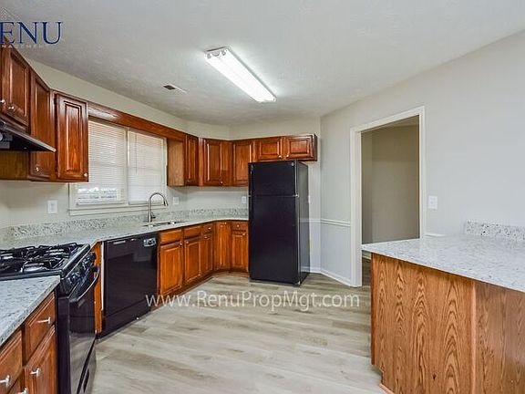 3rd image of 315 Christian Woods Dr SE
