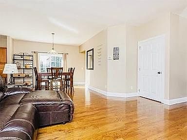 5th image of 331 Blythewood Dr