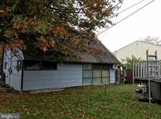 53 Greenbriar Rd, Levittown, PA 19057