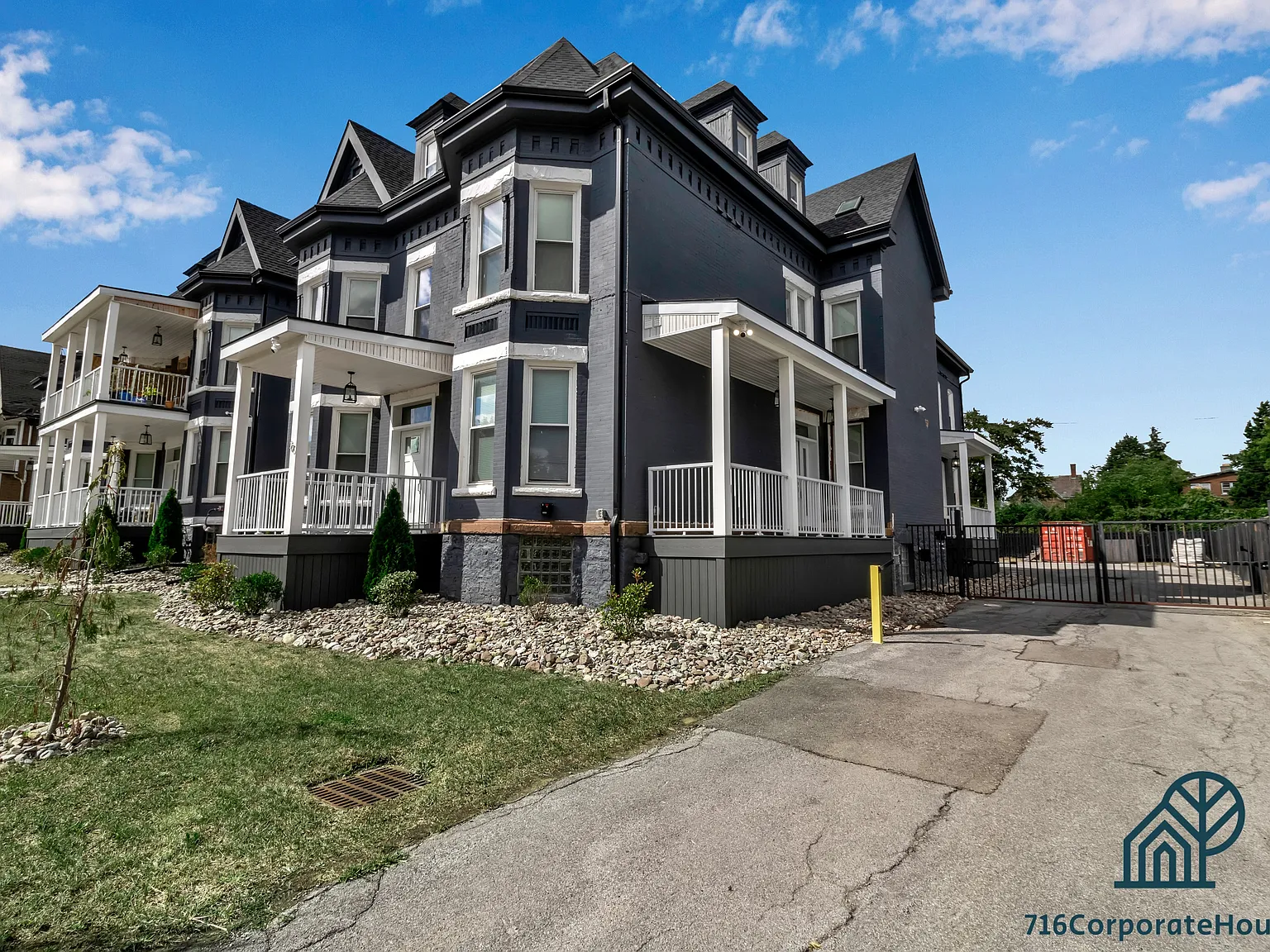 36 E Utica 1C — Photo 1