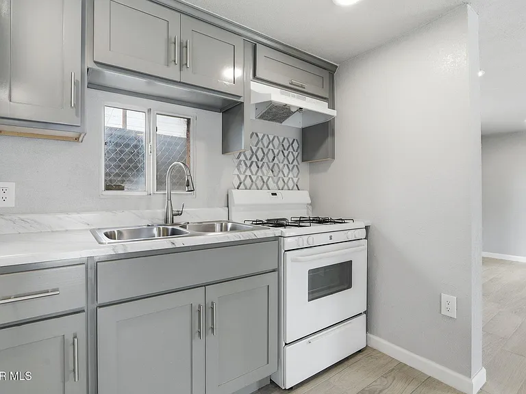 593 Myra St — Photo 11