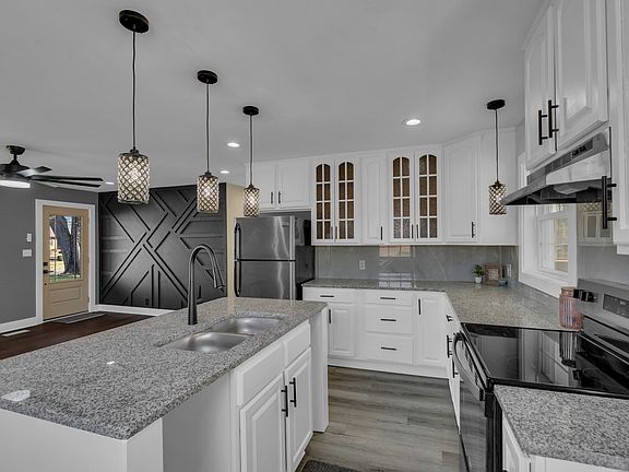 4th image of 100 Holly St