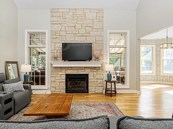 3rd image of 3601 Everett Cir