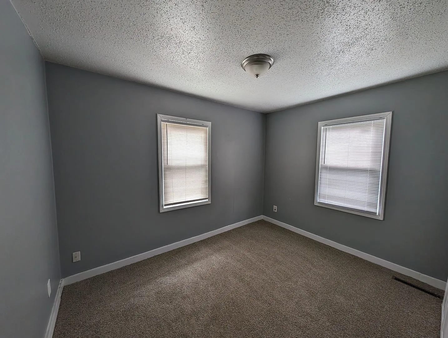 3bdr/1bth house 6118 Everett Ave — Photo 3