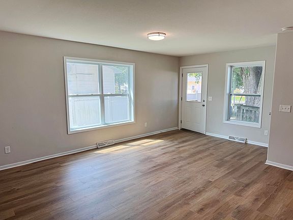 5th image of 140 Summerhays St