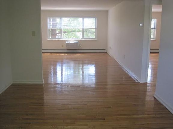 2nd image of 11 Soundview Gdns APT D