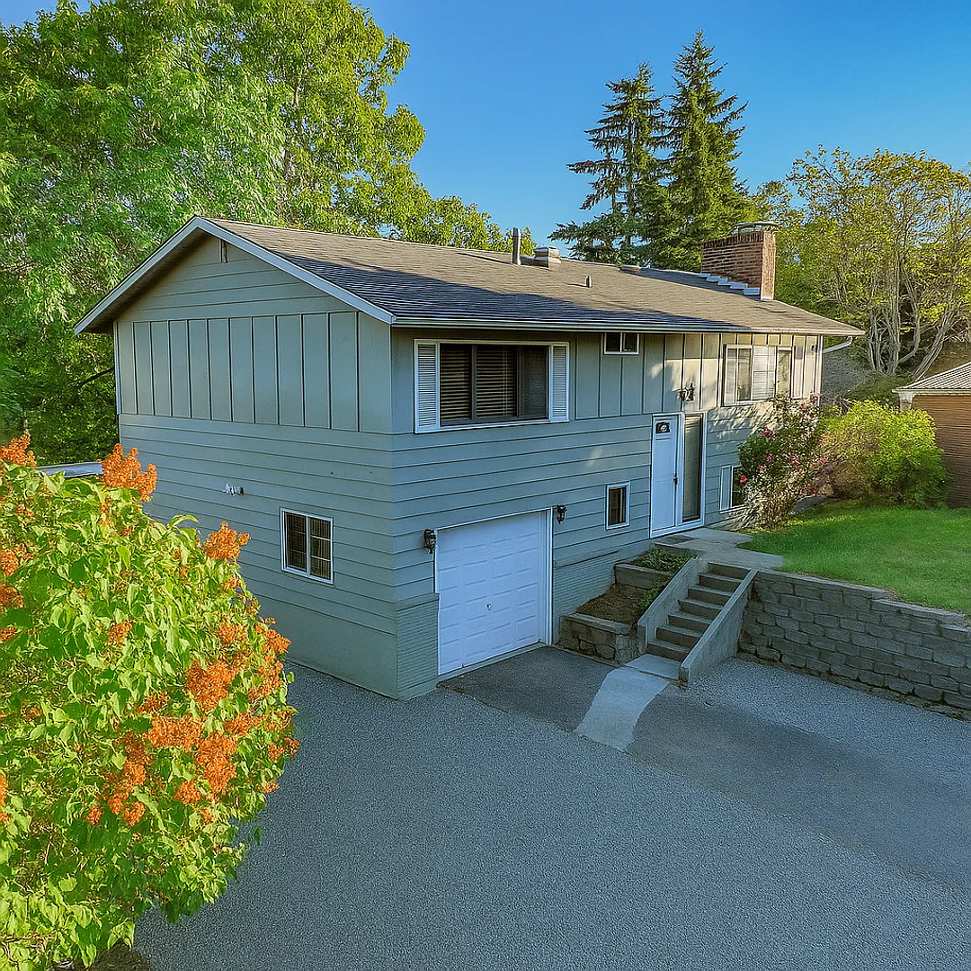 Bright Cozy Home w/ Deck & Yard Near Des Moines Marina — Photo 2