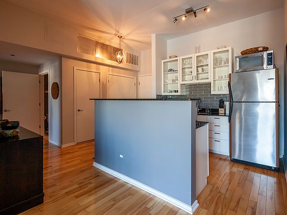 4th image of 1000 W Leland Ave APT 10H