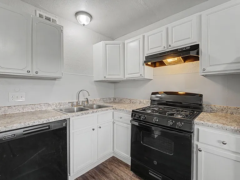 Charl Ann Apartments — Photo 12