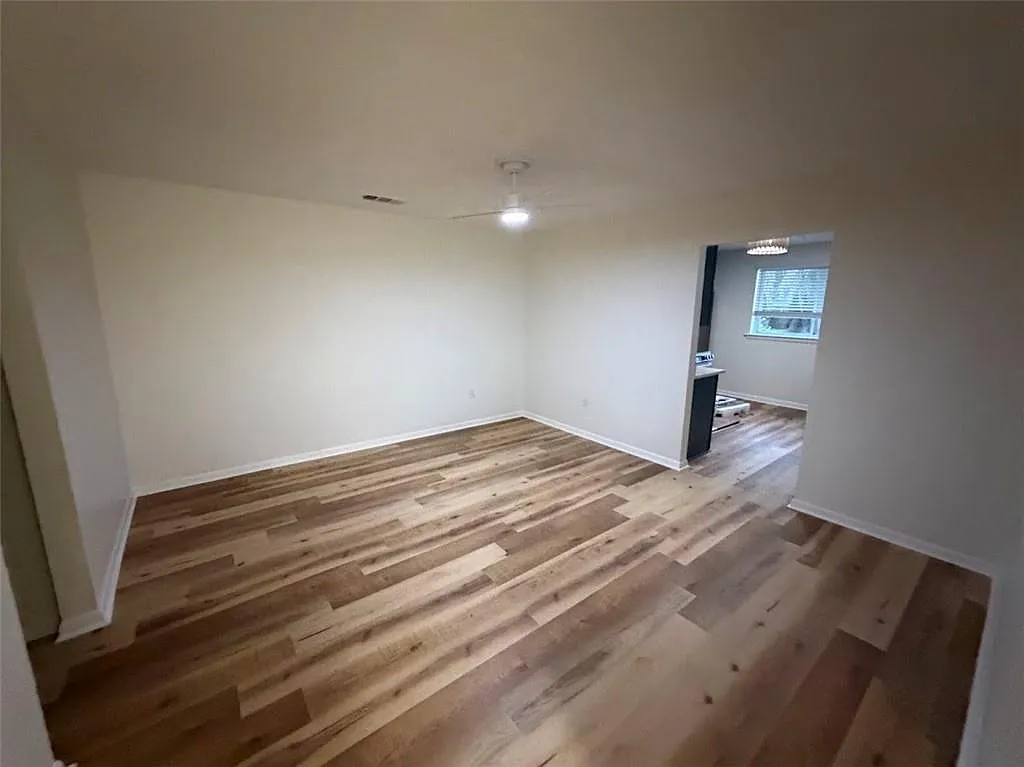 3 bed, 1.5 bath, 1091 sqft, $2,000 — Photo 3