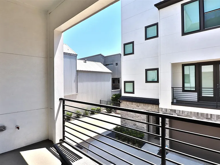2637 Jackson St — Photo 12