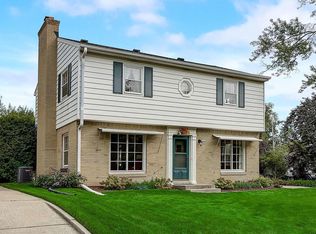 3860 N 102nd St, Wauwatosa, WI 53222