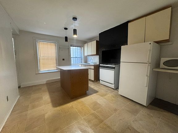 3rd image of 521 Hancock St #1