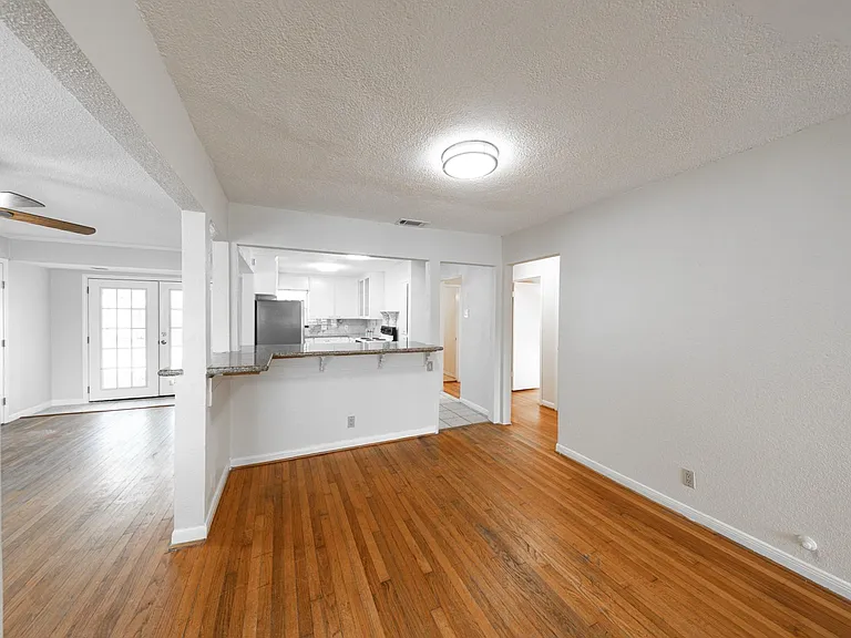 4710 Glenmont St — Photo 2