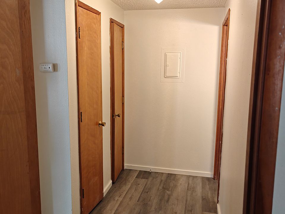 Hallway with 2 closets