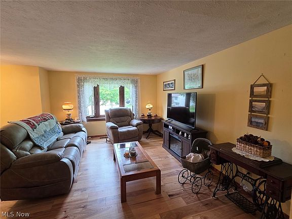 4th image of 300 Montview Dr