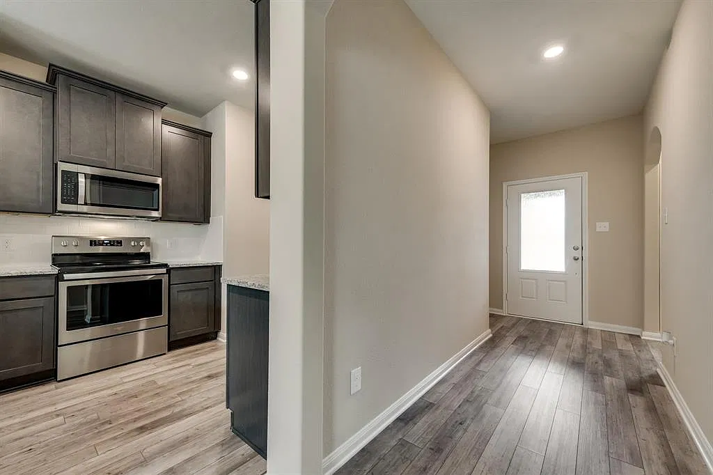 3 bed, 2000 sqft, $2,650 — Photo 2