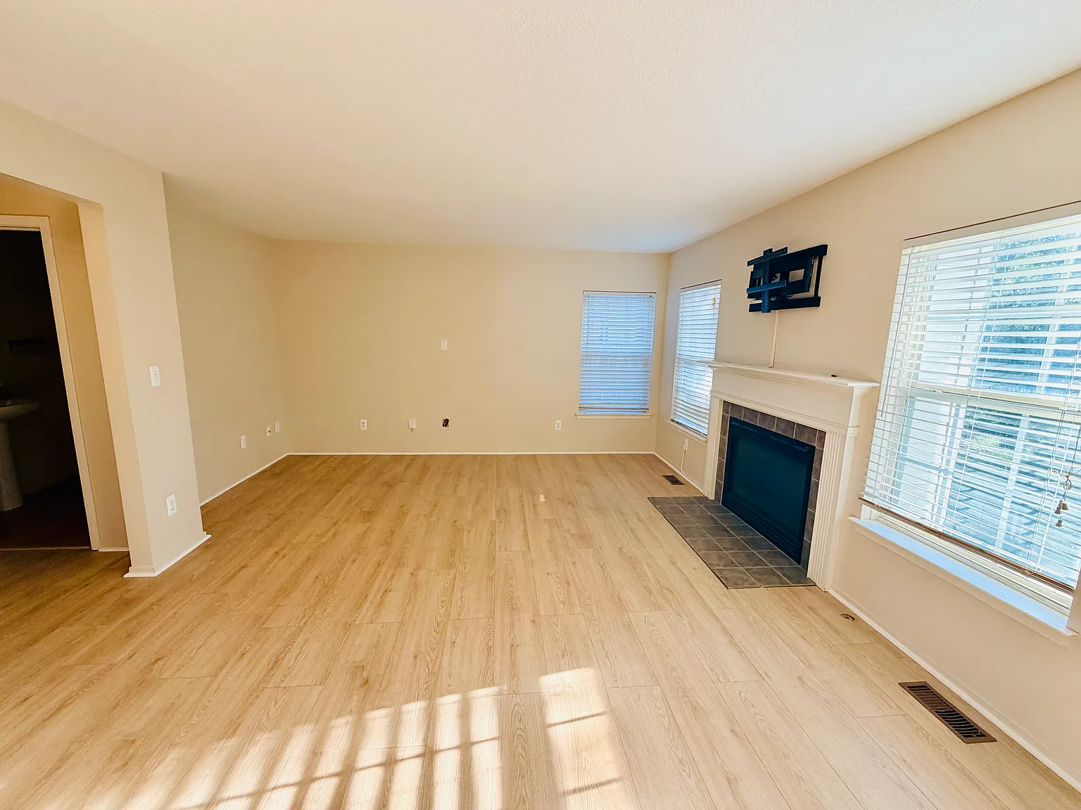 4 bed, 3.5 bath, 2057 sqft, $3,200 — Photo 4
