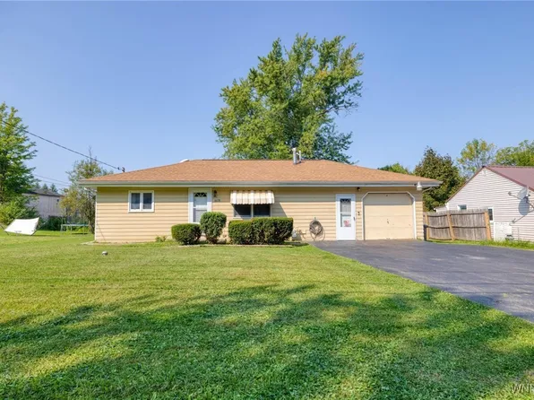 6678 Putnam Dr, Derby, NY 14047