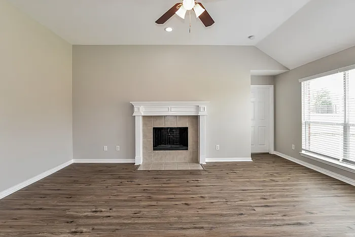 610 Fox Glen Dr — Photo 3