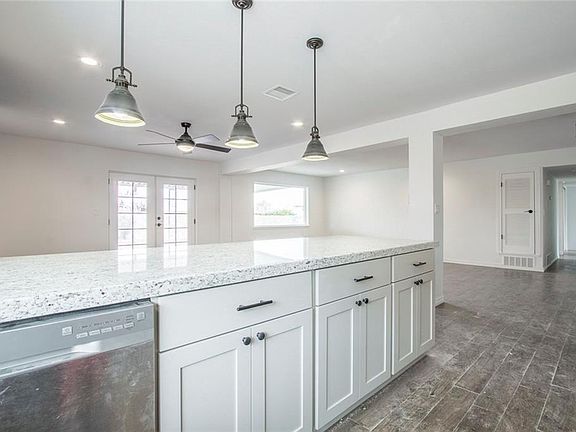 4th image of 10553 Springwood Dr