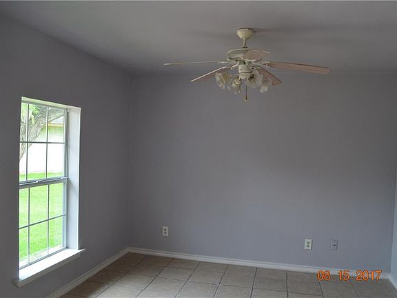 4th image of 909 Park East Cir
