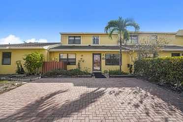 Home For Sale In Country Lake