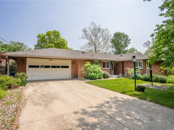 2017 74th St, Windsor Heights, IA 50324