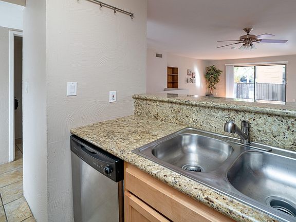5th image of 931 N Euclid Ave #121