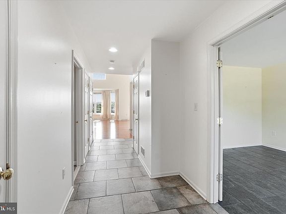 2nd image of 106 N Fountain Dr #4