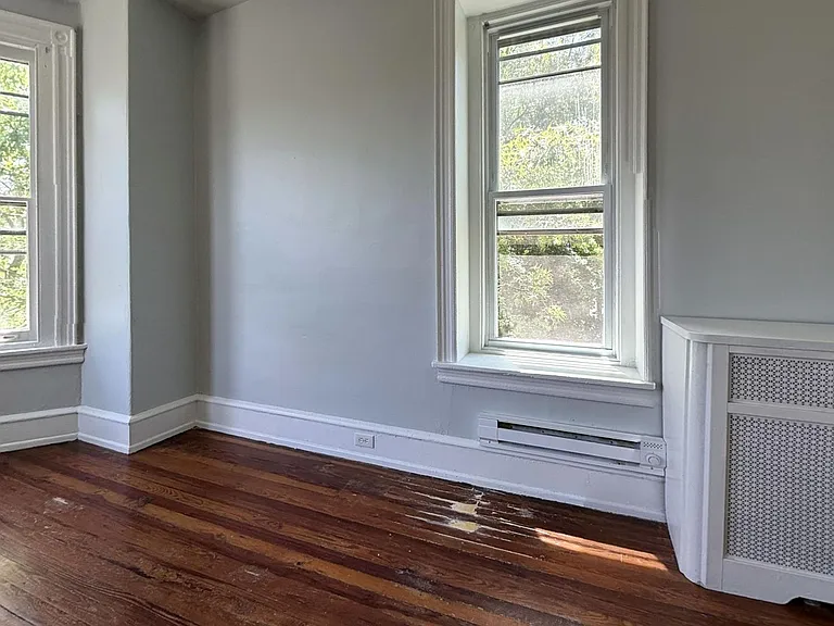 435 E Walnut Ln — Photo 8