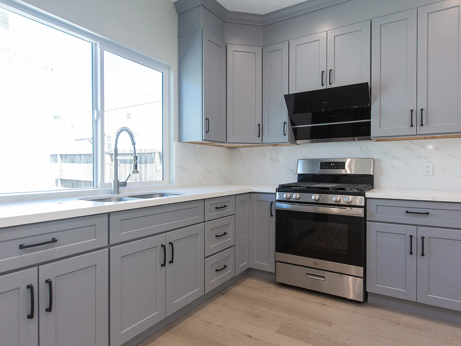 2 bed, 800 sqft, $2,300 — Photo 2
