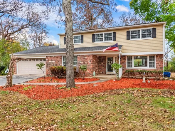 8702 Oakwood Dr, Crystal Lake, IL 60014