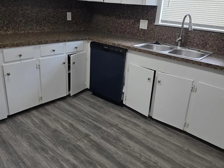 407 E Homan St — Photo 7