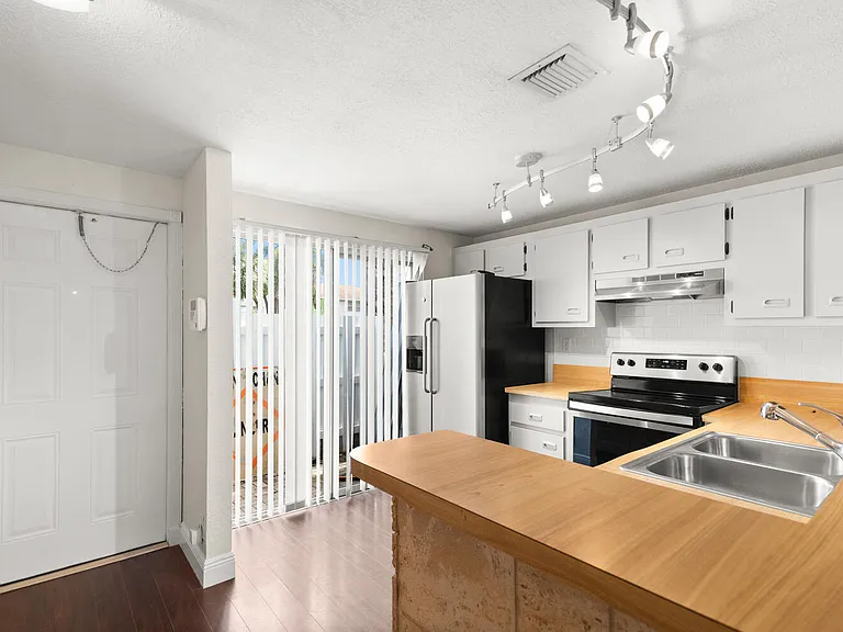 2521 NE 15th St — Photo 17