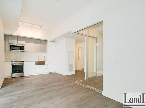 4th image of 270 Dufferin St #1011