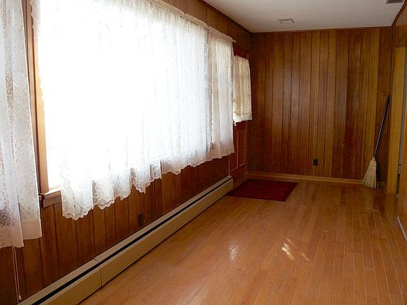 4th image of 445 Bartley Ave