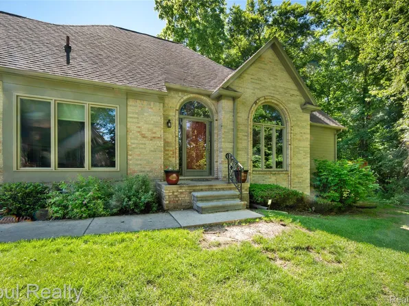 24585 Edgewood Dr, Novi, MI 48374