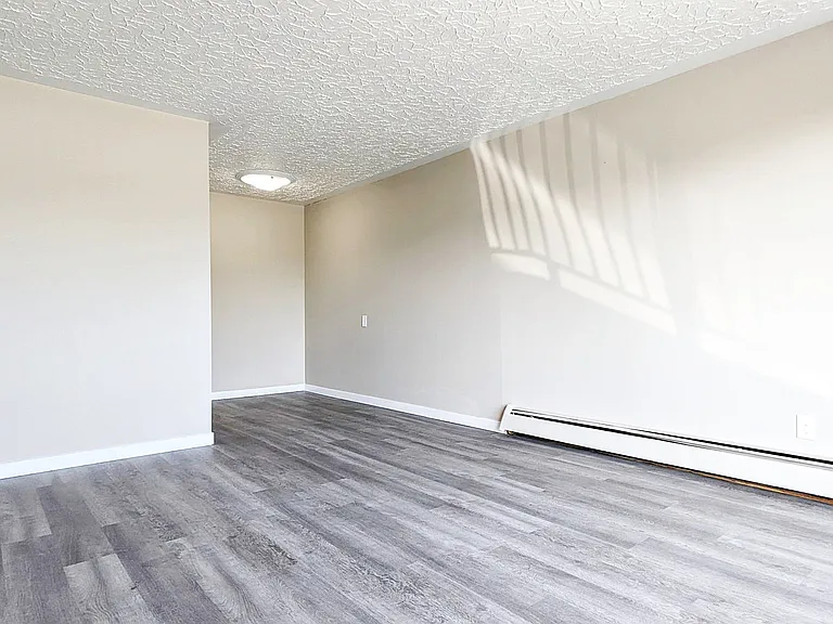 1438 Queensway — Photo 13